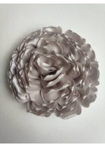 Ръчно изработена сатенена роза цвят сиво за украса на коса или брошка